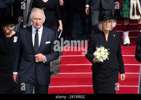 Wales, Großbritannien. 16. September 2022. Karl III., der neue König des Vereinigten Königreichs, begrüßt das walisische Volk zu seinem ersten offiziellen Besuch bei Königin Camilla im Parlamentsgebäude in Cardiff. (Foto von Ximena Borrazas/SOPA Images/Sipa USA) Quelle: SIPA USA/Alamy Live News Stockfoto