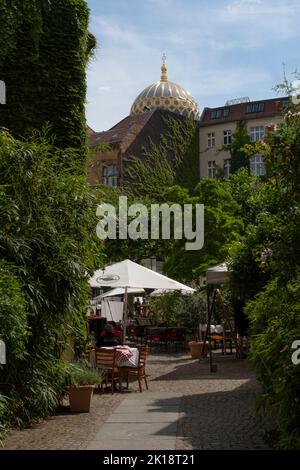 Die Kuppel der Neuen Synagoge, von den Innenhöfen der Hackeschen Höfe aus gesehen, in der Nähe des Hackeschen Marktes. Auch als jüdisches Viertel bekannt. Berlin. Deutschland Stockfoto