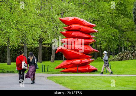 London, Großbritannien. 16. September 2022. Shaikha Al Mazrou, Red Stack, 2022, Lawrie Shabibi - Frieze Sculpture, eine der größten Freiluftausstellungen in London, darunter Arbeiten internationaler Künstler im Regent's Park. Kredit: Guy Bell/Alamy Live Nachrichten Stockfoto