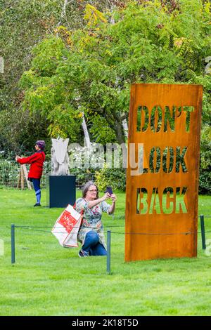 London, Großbritannien. 16. September 2022. Tim Etchells, Don't Look Back, 2022, Vitrine - Frieze Sculpture, eine der größten Freiluftausstellungen in London, darunter Arbeiten internationaler Künstler im Regent's Park. Kredit: Guy Bell/Alamy Live Nachrichten Stockfoto