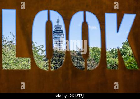 London, Großbritannien. 16. September 2022. Der BT Tower erinnert an das Leben von Queen Elizabeth II hinter Tim Etchells, Don't Look Back, 2022, Vitrine - Frieze Sculpture, eine der größten Freiluftausstellungen in London, darunter Werke internationaler Künstler im Regent's Park. Kredit: Guy Bell/Alamy Live Nachrichten Stockfoto