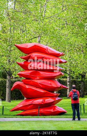 London, Großbritannien. 16. September 2022. Shaikha Al Mazrou, Red Stack, 2022, Lawrie Shabibi - Frieze Sculpture, eine der größten Freiluftausstellungen in London, darunter Arbeiten internationaler Künstler im Regent's Park. Kredit: Guy Bell/Alamy Live Nachrichten Stockfoto