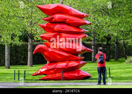 London, Großbritannien. 16. September 2022. Shaikha Al Mazrou, Red Stack, 2022, Lawrie Shabibi - Frieze Sculpture, eine der größten Freiluftausstellungen in London, darunter Arbeiten internationaler Künstler im Regent's Park. Kredit: Guy Bell/Alamy Live Nachrichten Stockfoto