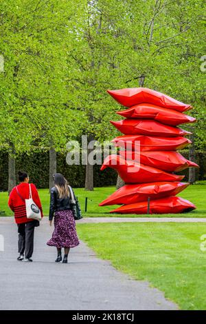 London, Großbritannien. 16. September 2022. Shaikha Al Mazrou, Red Stack, 2022, Lawrie Shabibi - Frieze Sculpture, eine der größten Freiluftausstellungen in London, darunter Arbeiten internationaler Künstler im Regent's Park. Kredit: Guy Bell/Alamy Live Nachrichten Stockfoto