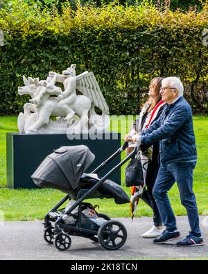 London, Großbritannien. 16. September 2022. Jordy Kerwick, Vertical Plane Me, 2022, Vigo - Sculpture, eine der größten Freiluftausstellungen in London, darunter Arbeiten internationaler Künstler im Regent's Park. Kredit: Guy Bell/Alamy Live Nachrichten Stockfoto