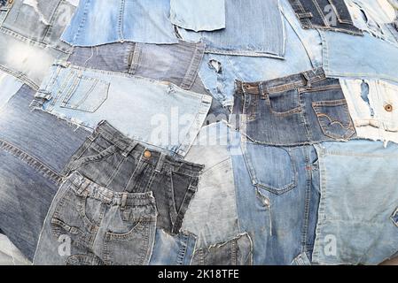 Stücke aus dunkelblauer und hellblauer Jeans-Qualität Stockfoto