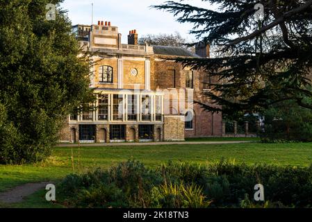 Pitzhanger Manor, ein englisches Landhaus, das berühmt ist als die Heimat des neoklassizistischen Architekten Sir John Soane. Erbaut zwischen 1800 und 1804 in Walpole Park Ealing, London, England, Großbritannien Stockfoto