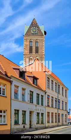 Straßenbild und Turm und Kirchturm der Marienkirche, Altstadt der Hansestadt Wismar, Grmany. Stockfoto