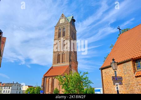 Straßenbild und Turm und Kirchturm der Marienkirche, Altstadt der Hansestadt Wismar, Grmany. Stockfoto