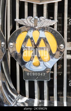 Das AA-Abzeichen (Automobile Association) auf dem Kühlergrill einer Oldtimer-Ausstellung in Saffron Walden, Essex, Großbritannien Stockfoto