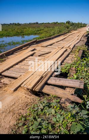 Blick auf eine der alten Holzbrücken des Transpantaneira Highway im nördlichen Pantanal, Provinz Mato Grosso in Brasilien. Stockfoto