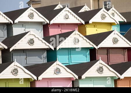 Bunte Strandhütten in Walton-on-the-Naze, Essex, Großbritannien Stockfoto