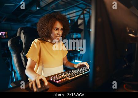 Mädchen Cyber-Gamer spielt Computerspiel-Turnier. Stockfoto