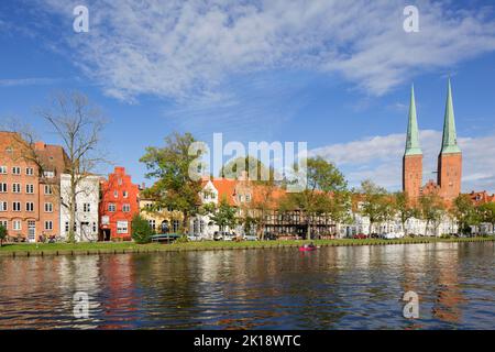 An der Obertrave und der Dom zu Lübeck Dom / Lübecker Dom in der Altstadt der Hansestadt Lübeck, Schleswig-Holstein, Deutschland Stockfoto