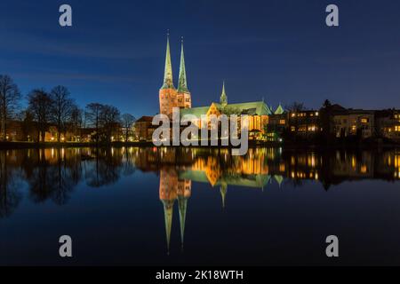 Dom zu Lübecker Dom / Lübecker der Dom spiegelt sich im Wasser der Trave bei Nacht in der Hansestadt Lübeck, Schleswig-Holstein, Deutschland Stockfoto