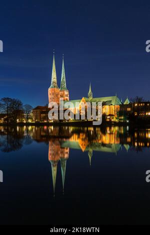 Dom zu Lübecker Dom / Lübecker der Dom spiegelt sich im Wasser der Trave bei Nacht in der Hansestadt Lübeck, Schleswig-Holstein, Deutschland Stockfoto