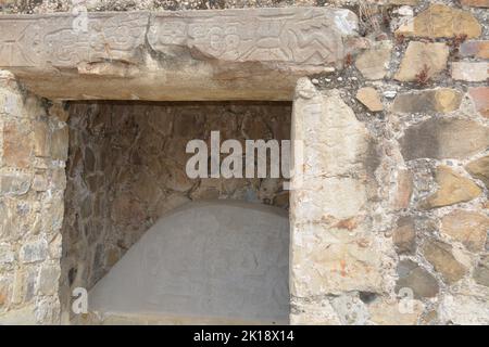 Steinstelen in Monte Alban. Die Kapelle der Stela 15 in der archäologischen Stätte Monte Alban Zapotec in Oaxaca, Mexiko Stockfoto