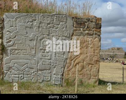 Steinstelen in Monte Alban. Archäologische Stätte von Monte Alban Zapotec in Oaxaca, Mexiko Stockfoto