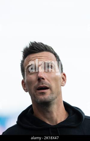 Braunschweig, Deutschland. 16. September 2022. Fußball: 2. Bundesliga, Eintracht Braunschweig - Karlsruher SC, Matchday 9, Eintracht-Stadion. Karlsruher Trainer Christian Eichner ist vor dem Spiel im Stadion. Quelle: Swen Pförtner/dpa - WICHTIGER HINWEIS: Gemäß den Anforderungen der DFL Deutsche Fußball Liga und des DFB Deutscher Fußball-Bund ist es untersagt, im Stadion und/oder vom Spiel aufgenommene Fotos in Form von Sequenzbildern und/oder videoähnlichen Fotoserien zu verwenden oder zu verwenden./dpa/Alamy Live News Stockfoto