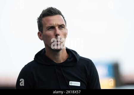 Braunschweig, Deutschland. 16. September 2022. Fußball: 2. Bundesliga, Eintracht Braunschweig - Karlsruher SC, Matchday 9, Eintracht-Stadion. Karlsruher Trainer Christian Eichner ist vor dem Spiel im Stadion. Quelle: Swen Pförtner/dpa - WICHTIGER HINWEIS: Gemäß den Anforderungen der DFL Deutsche Fußball Liga und des DFB Deutscher Fußball-Bund ist es untersagt, im Stadion und/oder vom Spiel aufgenommene Fotos in Form von Sequenzbildern und/oder videoähnlichen Fotoserien zu verwenden oder zu verwenden./dpa/Alamy Live News Stockfoto