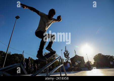 Leipzig, Deutschland. 16. September 2022. Mack McKelton fährt beim Training für die Skateboarding-Meisterschaften im Skate Park im Leipziger Heizhaus. Hier findet von Freitag bis Sonntag (16.-18. September) zuerst die DDR und dann die Deutsche Skateboard Meisterschaft 25. statt. Quelle: Jan Woitas/dpa/Alamy Live News Stockfoto