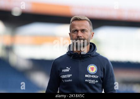 Braunschweig, Deutschland. 16. September 2022. Fußball: 2. Bundesliga, Eintracht Braunschweig - Karlsruher SC, Matchday 9, Eintracht-Stadion. Braunschweiger Trainer Michael Schiele ist vor dem Spiel im Stadion. Quelle: Swen Pförtner/dpa - WICHTIGER HINWEIS: Gemäß den Anforderungen der DFL Deutsche Fußball Liga und des DFB Deutscher Fußball-Bund ist es untersagt, im Stadion und/oder vom Spiel aufgenommene Fotos in Form von Sequenzbildern und/oder videoähnlichen Fotoserien zu verwenden oder zu verwenden./dpa/Alamy Live News Stockfoto