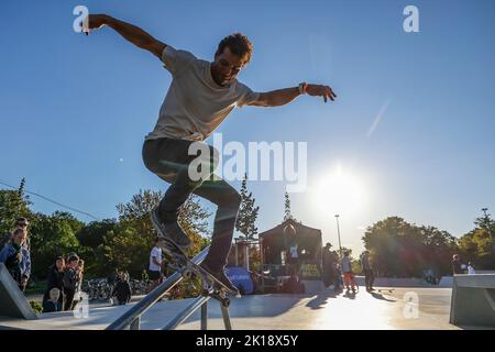 Leipzig, Deutschland. 16. September 2022. Mack Mckelton fährt beim Training für die Skateboarding-Meisterschaften im Skate Park im Leipziger Heizhaus. Hier findet von Freitag bis Sonntag (16.-18. September) zuerst die DDR und dann die Deutsche Skateboard Meisterschaft 25. statt. Quelle: Jan Woitas/dpa/Alamy Live News Stockfoto