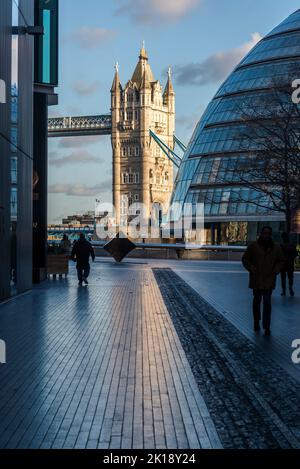 Neugeschäftsentwicklung in Morgan's Lane und Blick auf Tower Bridge, London, England, Großbritannien Stockfoto