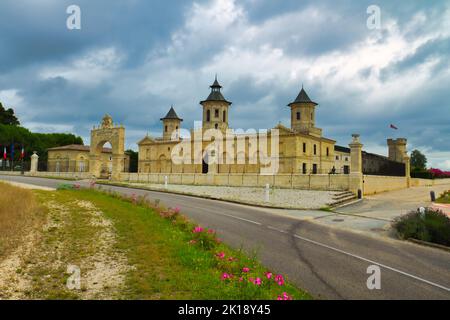 Weingut Cos d'Estadel Schloss von der öffentlichen Straße Stockfoto