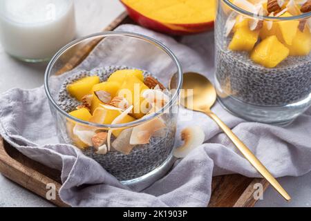 Kokosnuss-Mango-Chia-Samenpudding Stockfoto