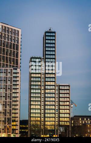 Neue Wohnanlagen mit modernen Hochhäusern am Albert Embankment, Vauxhall, London, England, Großbritannien Stockfoto