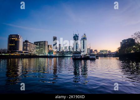 Neue Wohnanlagen mit modernen Hochhäusern am Albert Embankment, Vauxhall, London, England, Großbritannien Stockfoto