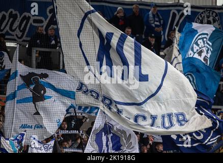 Braunschweig, Deutschland. 16. September 2022. Fußball: 2. Bundesliga, Eintracht Braunschweig - Karlsruher SC, Matchday 9, Eintracht-Stadion. KSC-Fans winken ihre Fahnen in den Tribünen. Quelle: Swen Pförtner/dpa - WICHTIGER HINWEIS: Gemäß den Anforderungen der DFL Deutsche Fußball Liga und des DFB Deutscher Fußball-Bund ist es untersagt, im Stadion und/oder vom Spiel aufgenommene Fotos in Form von Sequenzbildern und/oder videoähnlichen Fotoserien zu verwenden oder zu verwenden./dpa/Alamy Live News Stockfoto