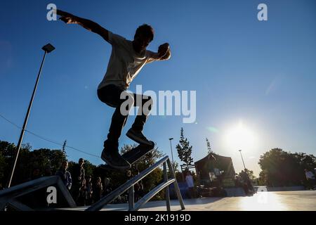 Leipzig, Deutschland. 16. September 2022. Mack McKelton fährt beim Training für die Skateboarding-Meisterschaften im Skate Park im Leipziger Heizhaus. Hier findet von Freitag bis Sonntag (16.-18. September) zuerst die DDR und dann die Deutsche Skateboard Meisterschaft 25. statt. Quelle: Jan Woitas/dpa/Alamy Live News Stockfoto