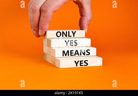 Nur ja bedeutet ja Symbol. Concept Words nur ja bedeutet ja auf Holzblöcken auf einem schönen orangen Tisch orangen Hintergrund. Geschäftsmann Hand. Unternehmen Stockfoto