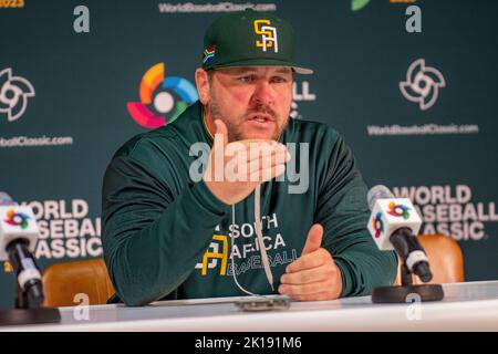 Regensburg, Bayern, Deutschland. 16. September 2022. Südafrika-Manager ANDREW BERGLUND spricht mit den Medien nach dem Verlust an Spanien in der WM-Qualifikation in Regensburg. (Bild: © Kai Dambach/ZUMA Press Wire) Bild: ZUMA Press, Inc./Alamy Live News Stockfoto