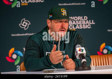 Regensburg, Bayern, Deutschland. 16. September 2022. Südafrika-Manager ANDREW BERGLUND spricht mit den Medien nach dem Verlust an Spanien in der WM-Qualifikation in Regensburg. (Bild: © Kai Dambach/ZUMA Press Wire) Bild: ZUMA Press, Inc./Alamy Live News Stockfoto