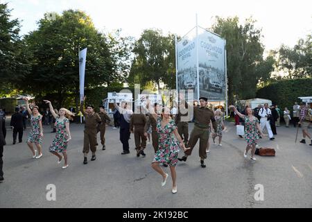 Goodwood, West Sussex, Großbritannien. 16.. September 2022. Tanzer begrüßen frühe Ankünfte beim Goodwood Revival in Goodwood, West Sussex, Großbritannien. © Malcolm Greig/Alamy Live News Stockfoto