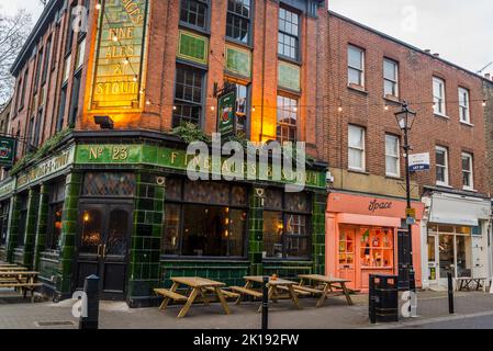 Exmouth Market, eine trendige, halbFußgängerstraße mit unabhängigen Geschäften in Clerkenwell im Londoner Stadtteil Islington, EC1, London, England, Großbritannien Stockfoto