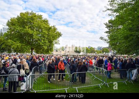 Trauernde warten neben der Tower Bridge. Die Schlange für das im Zustand liegende von Königin Elizabeth II. Erstreckt sich über mehrere Meilen, während Trauernde stundenlang warten, um den Sarg der Königin zu sehen. Der Sarg wurde in der Westminster Hall im Palace of Westminster platziert, wo sie bis zu ihrer Beerdigung am 19.. September bleiben wird. Stockfoto