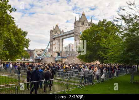 Trauernde warten neben der Tower Bridge. Die Schlange für das im Zustand liegende von Königin Elizabeth II. Erstreckt sich über mehrere Meilen, während Trauernde stundenlang warten, um den Sarg der Königin zu sehen. Der Sarg wurde in der Westminster Hall im Palace of Westminster platziert, wo sie bis zu ihrer Beerdigung am 19.. September bleiben wird. Stockfoto