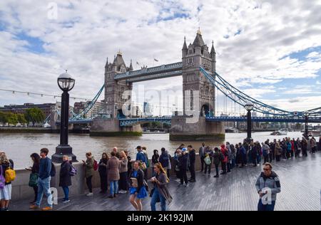 Trauernde warten neben der Tower Bridge. Die Schlange für das im Zustand liegende von Königin Elizabeth II. Erstreckt sich über mehrere Meilen, während Trauernde stundenlang warten, um den Sarg der Königin zu sehen. Der Sarg wurde in der Westminster Hall im Palace of Westminster platziert, wo sie bis zu ihrer Beerdigung am 19.. September bleiben wird. Stockfoto