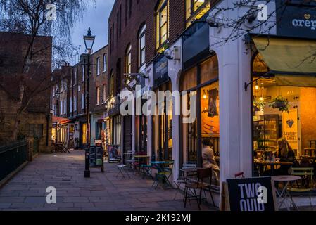 Camden Passage, eine lebhafte Fußgängerstraße mit antiken Ständen, Geschäften, Pubs, Restaurants und Cafés, Islington, London, England, Großbritannien Stockfoto