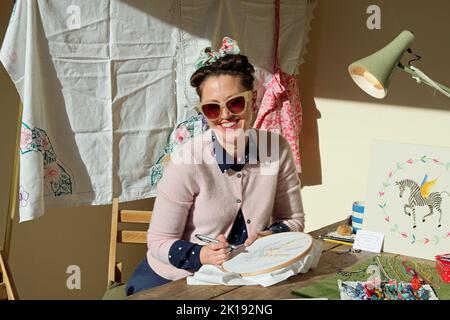 Goodwood, West Sussex, Großbritannien. 16.. September 2022. Eine Kunsthandwerkerin, die beim Goodwood Revival in Goodwood, West Sussex, Großbritannien, wunderschöne Stickereien kreiert. © Malcolm Greig/Alamy Live News Stockfoto