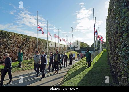 Goodwood, West Sussex, Großbritannien. 16.. September 2022. Union Jack bei Halbmaske zur Erinnerung an Königin Elizabeth II. Bei der Goodwood Revival in Goodwood, West Sussex, Großbritannien. © Malcolm Greig/Alamy Live News Stockfoto