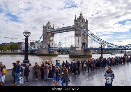 London, Großbritannien. 16. September 2022. Trauernde warten neben der Tower Bridge. Die Schlange für das im Zustand liegende von Königin Elizabeth II. Erstreckt sich über mehrere Meilen, während Trauernde stundenlang warten, um den Sarg der Königin zu sehen. Der Sarg wurde in der Westminster Hall im Palace of Westminster platziert, wo sie bis zu ihrer Beerdigung am 19.. September bleiben wird. (Foto: Vuk Valcic/SOPA Images/Sipa USA) Quelle: SIPA USA/Alamy Live News Stockfoto