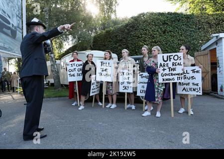 Goodwood, West Sussex, Großbritannien. 16.. September 2022. UFO-Demonstranten beim Goodwood Revival in Goodwood, West Sussex, Großbritannien. © Malcolm Greig/Alamy Live News Stockfoto