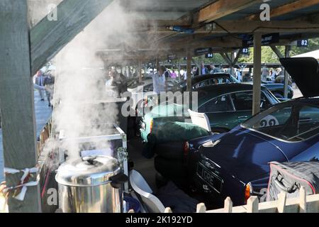 Goodwood, West Sussex, Großbritannien. 16.. September 2022. Ein Konkurrent kocht Wasser für eine Tasse Tee im Fahrerlager beim Goodwood Revival in Goodwood, West Sussex, Großbritannien. © Malcolm Greig/Alamy Live News Stockfoto