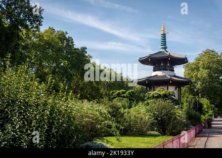 Friedenspagode, die der buddhistische Führer Nichidatsu Fuji 1984 den Londoner überreichte, Battersea Park, London, England, Großbritannien Stockfoto