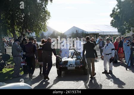 Goodwood, West Sussex, Großbritannien. 16.. September 2022. Autos bereiten sich auf die Freddie March Memorial Trophy vor, die beim Goodwood Revival in Goodwood, West Sussex, Großbritannien, stattfindet. © Malcolm Greig/Alamy Live News Stockfoto